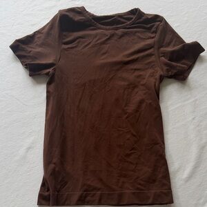 Skims Classic Short Sleeve Fitted Tee in Chocolate Brown